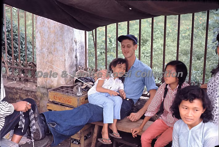 Tại một quầy giải khát vỉa hè.