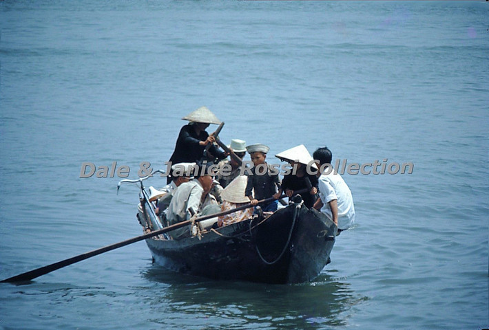 Chuyến đò chật kín người kèm theo cả xe đạp trên sông Hàn.