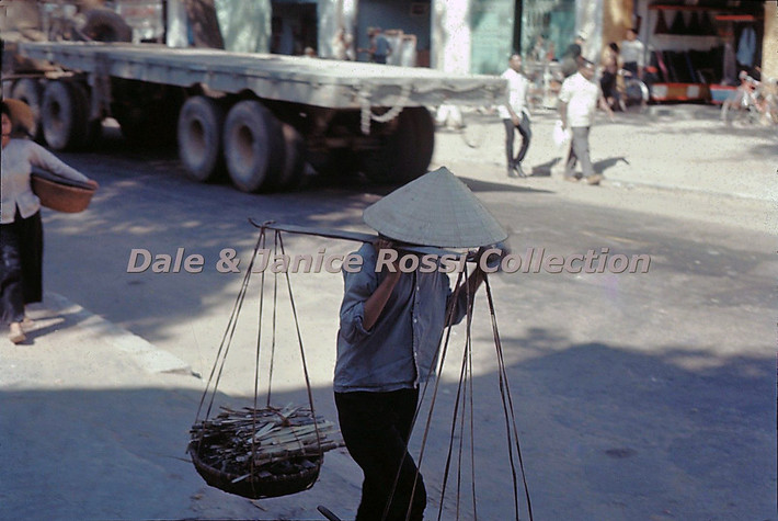 Gánh hàng mía đi ngang qua đường.