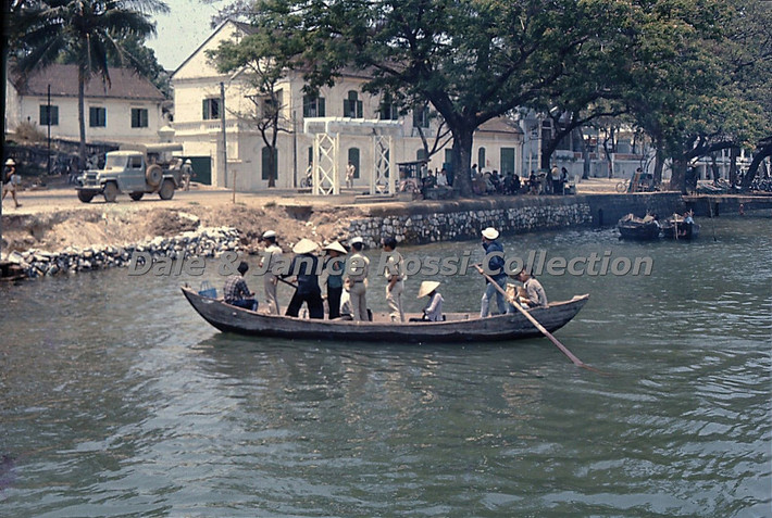 Một chuyến đò qua sông Hàn ở Đà Nẵng năm 1965. Ảnh: Dale &amp; Janice Rossi Collection.