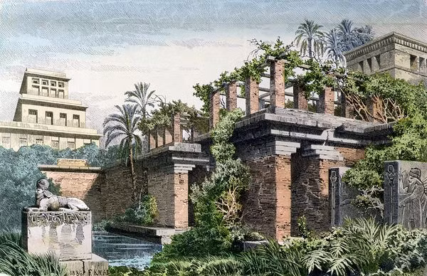 Tầng dưới cùng có diện tích là 60.516 m2, nằm trên một hệ thống cột gồm 625 cái. Hệ thống cột này càng lên cao càng thu hẹp dần, số lượng cột ít đi, đến tầng 2 có 441 cột, tầng 3 có 289 cột, tầng trên cùng có 169 cột, kích thước cũng nhỏ dần.