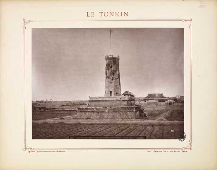 Cột cờ trong thành Nam Định. Sau những thăng trầm lịch sử, thành cổ Nam Định đã bị tàn phá nặng nề, chỉ còn cột cờ (bị bom Mỹ phá sập năm 1972, phục dưng năm 1997) và phế tích một một số đoạn tường thành.