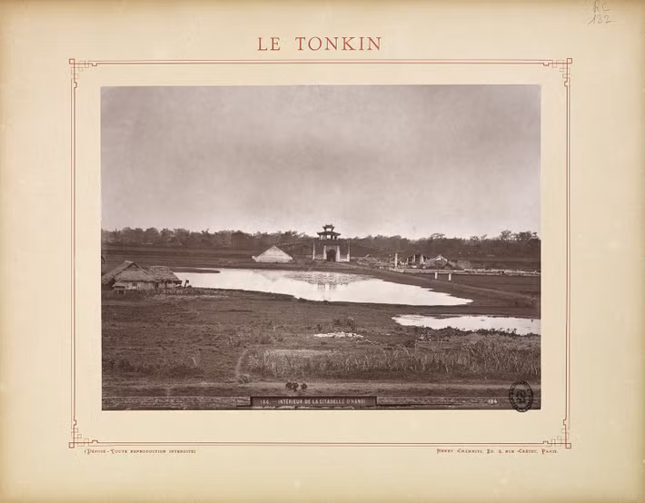Quang cảnh bên trong thành Hà Nội. Thành bị người Pháp cho phá dỡ vào khoảng năm 1893-1894, ngày nay còn lại một số công trình như Cửa Bắc, cột cờ, Đoan Môn..., thuộc quần thể Di sản văn hóa thế giới Hoàng thành Thăng Long.