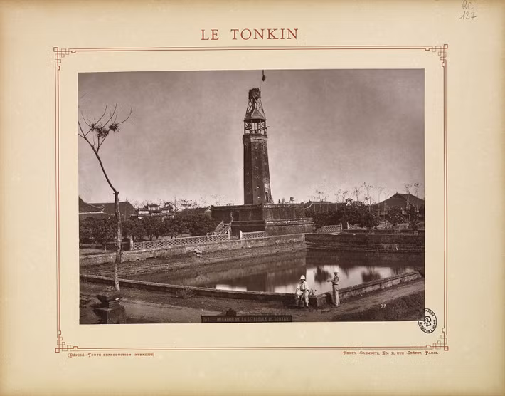 Khu vực trung tâm thành Sơn Tây. Thành được xây năm 1822, có kiến trúc độc đáo với vật liệu là đá ong. Ngày nay, tòa thành này vẫn tồn tại ở trung tâm thị xã Sơn Tây, Hà Nội, là một di tích lịch sử - kiến trúc cấp quốc gia.