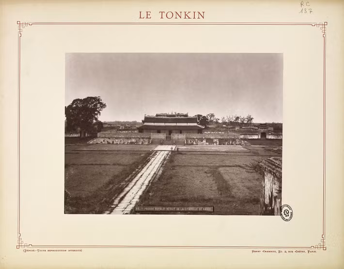 Điện Kính Thiên trong thành Hà Nội. Khi chiếm đóng Hà Nội, quân Pháp đã phá cung điện này để xây dựng trụ sở chỉ huy pháo binh. Ngày nay điện Kính Thiên chỉ còn phần nên với các dãy bậc cấp có lan can hình rồng bằng đá, tạo tác thời Lê Sơ.
