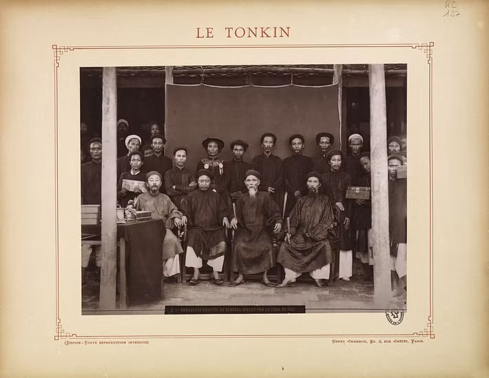 Những người ngồi từ trái sang phải: Tham biện Lê Cơ, Phó khâm sai đại thần Hoàng Hữu Thường, Khâm sai đại thần Đoàn Văn Hội. Tổng đốc Hà Nội Nguyễn Hữu Độ.