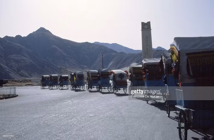 Đoàn xe xích lô chở khách du lịch khám phá Lhasa.