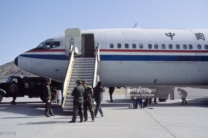 Máy bay chở khách ở sân bay Lhasa.
