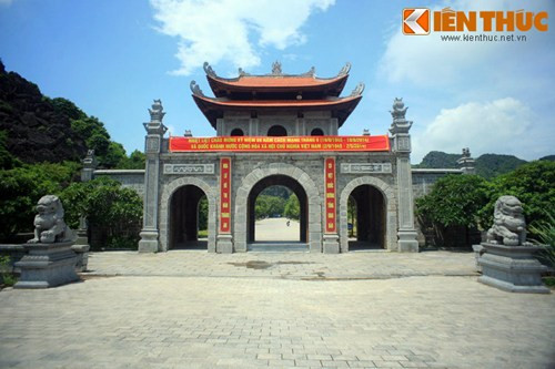 Cặp sư tử đá đầu tiên hoành tráng hơn cả, "trấn giữ" cổng chính.