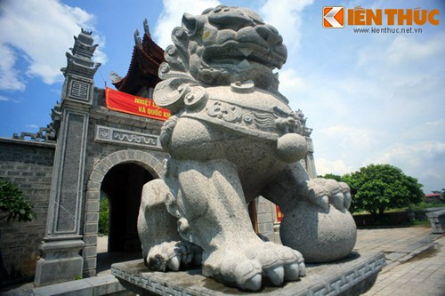 Khu di tích Cố đô Hoa Lư (Ninh Bình) là nơi có đền thờ và lăng mộ của hai vị vua Đinh Tiên Hoàng và Lê Đại Hành. Dù được xếp hạng là Di tích cấp quốc gia đặc biệt và nằm trong Quần thể danh thắng Tràng An vừa được UNESCO công nhận là di sản thế giới, khu di tích này cũng không tránh khỏi sự "tấn công" của sư tử đá Trung Quốc...