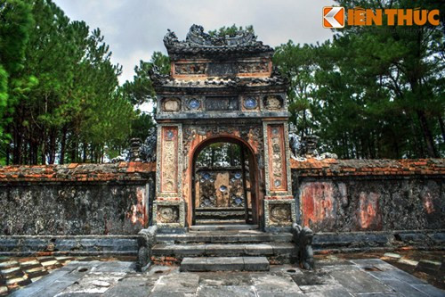 Theo các tư liệu lịch sử, để xây cất lăng Kiên Thái Vương, triều đình đã trưng tập hàng vạn thợ thuyền khắp mọi nơi, công sức đào, đắp, cải tạo cả một vùng đồi núi là rất lớn và đích thân vua Đồng Khánh đã đến ngự tại công trường nhiều ngày để chăm lo xây dựng và hoàn thiện đồ án.