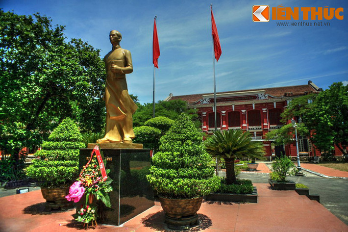Để ghi nhớ quãng thời gian Bác Hồ học tập tại trường Quốc Học Huế - tượng đài Nguyễn Tất Thành đã được dựng lên giữa sân trường từ năm 1989.