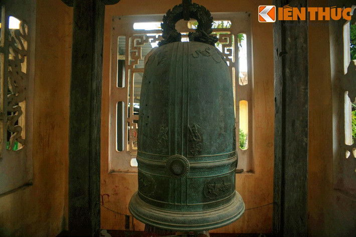 Dù chưa được công nhận là Bảo vật quốc gia, chuông La Chữ được nhiều người coi là một "báu vật" của nhà Tây Sơn. Quả chuông được tướng Võ Văn Dũng cho đúc vào năm 1791, hiện treo ở gác chuông của chùa làng La Chữ, thị xã Hương Trà, tỉnh Thừa Thiên - Huế.