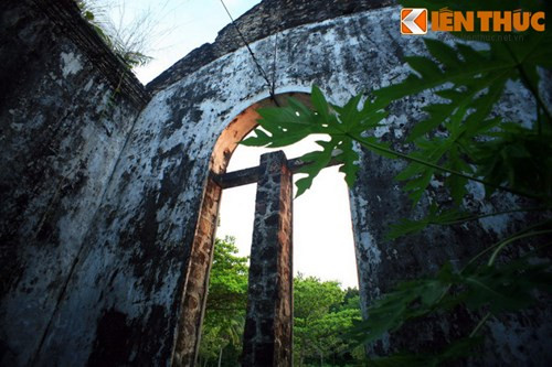 Các ô cửa sổ đều được xây dạng vòm cao.