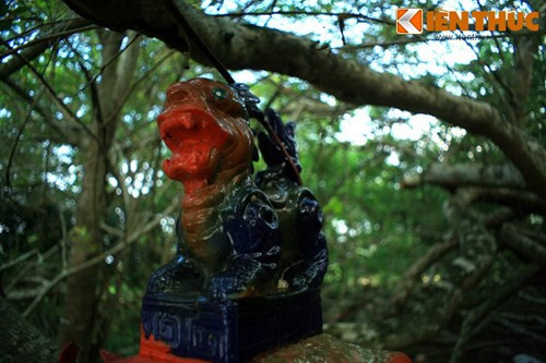 Có một vị đạo sĩ từ xa đến bốc thuốc cứu độ dân làng. Ông cho biết giàn gừa này là vùng đất thiêng, nơi ngự của bà Thượng Động Cố Hỉ. Muốn an cư lạc nghiệp, người dân phải khôi phục lại giàn gừa và hằng năm làm lễ giỗ cúng Bà...