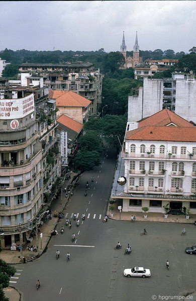 Khách sạn Continental (phải) bên đường Đồng Khởi. Phía xa là nhà thờ Đức Bà.