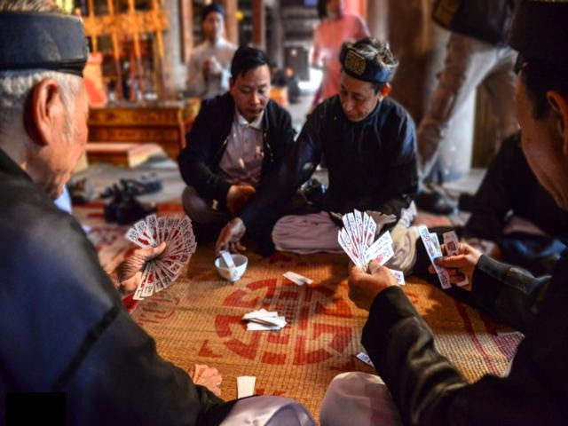 Giáo sư Kim Vĩnh Kiện, người công tác ở Viện Viễn Đông Bác Cổ thập niên 1930-1940 đã từng tìm hiểu về bài tổ tôm nhưng không tìm ra nguồn gốc bộ bài này, chỉ xác nhận rằng các hình vẽ thể hiện phong tục Nhật Bản.