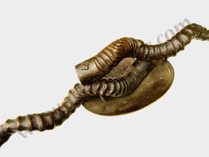 Do có cấu tạo đặc biệt nên madu khó sử dụng hơn so với các loại vũ khí thông thường. Người dùng madu phải trải qua một quá trình luyện tập đặc biệt được gọi là maan kombu. Ngày nay hình thức luyện tập này vẫn tồn tại ở một số vùng.