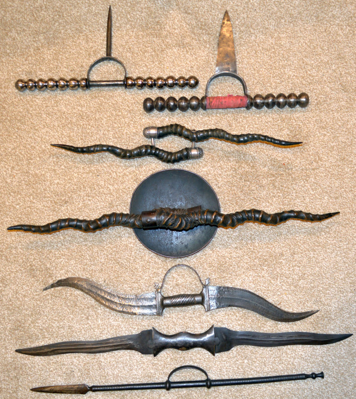 Ngoài kiểu phổ biến làm từ sừng sơn dương với chiếc khiên tròn, madu còn có nhiều biến thể, phù hợp với những mục đích sử dụng khác nhau.