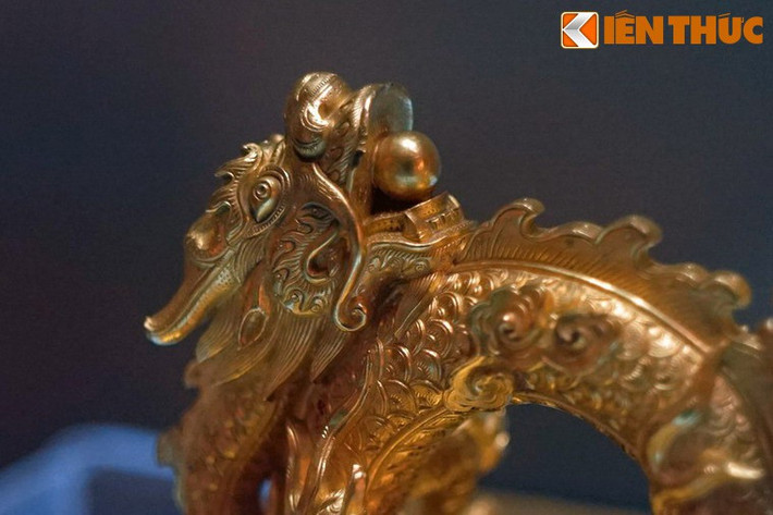 Cận cảnh đầu rồng với hòn ngọc trong miệng ở núm cầm ấn Quốc gia tín bảo. Triều Nguyễn (1802-1945) là triều đại phong kiến cuối cùng của Việt Nam, trải qua 143 năm tồn tại đã để lại khối di sản văn hóa đồ sộ chứa đựng những tinh hoa văn hóa nghệ thuật của dân tộc.