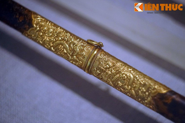 Phần bọc vàng trên vỏ của An dân bảo kiếm. Con rồng, ẩn dụ về một đấng Thiên tử (con của Trời) - là hình tượng xuyên suốt trong các hiện vật mang tính biểu trưng quyền lực.