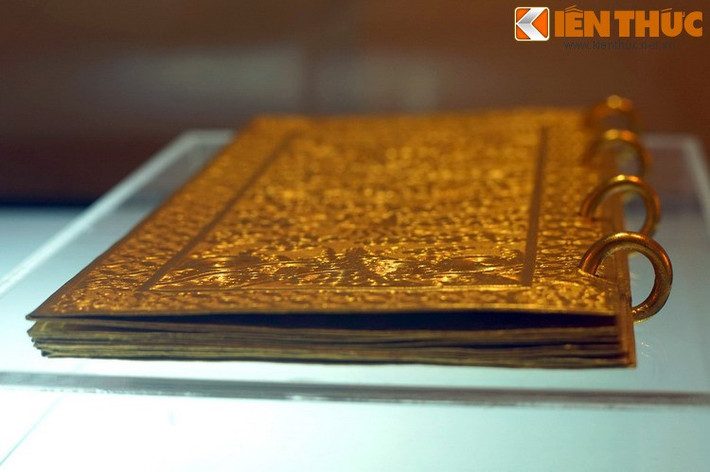 Kim sách (sách bằng vàng) niên hiệu Gia Long thứ 5 (1806), ghi lại việc lên ngôi của vua Gia Long, được đánh giá là kim sách có nội dung hay nhất trong số các hiện vật cùng loại còn được lưu giữ ở Việt Nam.