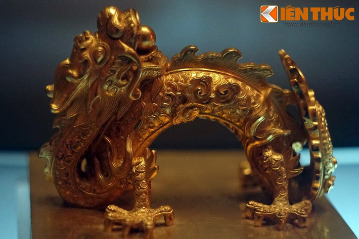 Ân Quốc gia tín bảo, được đúc bằng vàng vào thời vua Gia Long (1802-1819), dùng cho các văn kiện triệu tập các tướng lĩnh, phát động binh sĩ, trưng binh nhập ngũ... Đây là một hiện vật tiêu biểu trong trưng bày chuyên đề Bảo vật hoàng cung triều Nguyễn, Bảo tàng Lịch sử Quốc gia.