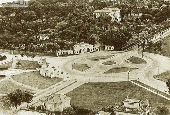 Một vòng xoay nhỏ được xây dựng gần đó cũng được đặt tên là Vòng xoay Pugininer (Rond-point Pugininer). Do hình tròn của vòng xoay mà người dân Hà Nội xưa còn gọi Vườn hoa Pugininer là Quảng trường Tròn.