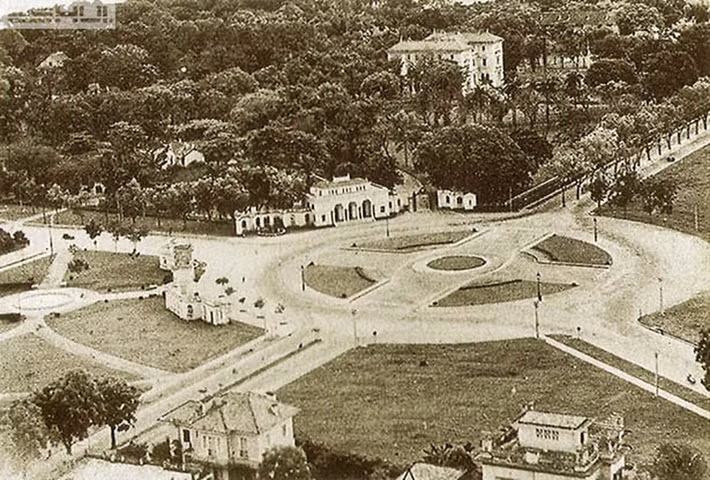 Một vòng xoay nhỏ được xây dựng gần đó cũng được đặt tên là Vòng xoay Pugininer (Rond-point Pugininer). Do hình tròn của vòng xoay mà người dân Hà Nội xưa còn gọi Vườn hoa Pugininer là Quảng trường Tròn.