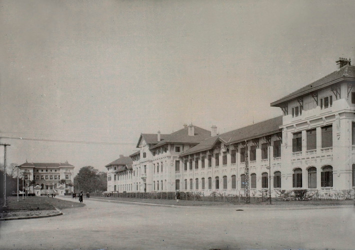 Năm 1914, trường Albert Sarraut được xây dựng cạnh Vườn hoa Pugininer, phía trước Phủ Toàn quyền. Các tòa nhà cũ của ngôi trường này ngày nay vẫn còn, nằm trong khuôn viên Văn phòng Trung ương Đảng Cộng sản Việt Nam.