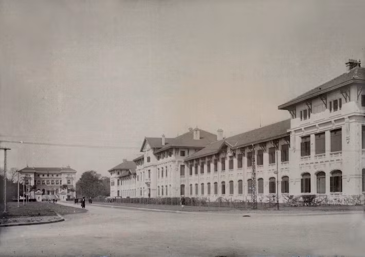 Năm 1914, trường Albert Sarraut được xây dựng cạnh Vườn hoa Pugininer, phía trước Phủ Toàn quyền. Các tòa nhà cũ của ngôi trường này ngày nay vẫn còn, nằm trong khuôn viên Văn phòng Trung ương Đảng Cộng sản Việt Nam.