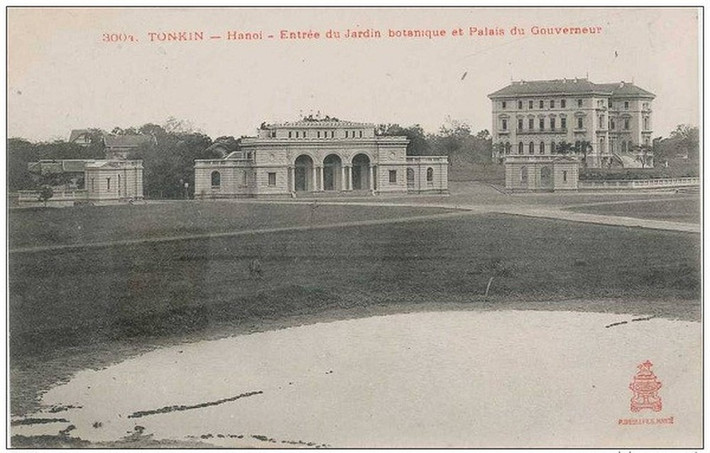 Vào thời nhà Nguyễn, Quảng trường Ba Đình tương ứng với khu cửa Tây của thành cổ Hà Nội. Đến thời Pháp thuộc, thành bị phá dỡ, khu vực này quy hoạch thành một quảng trường rộng lớn được đặt tên là Vườn hoa Pugininer.