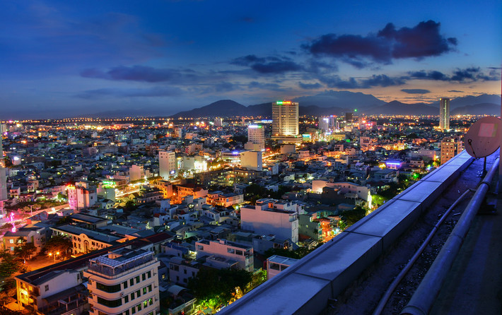 Một góc thành phố rực rỡ khi chiều buông.