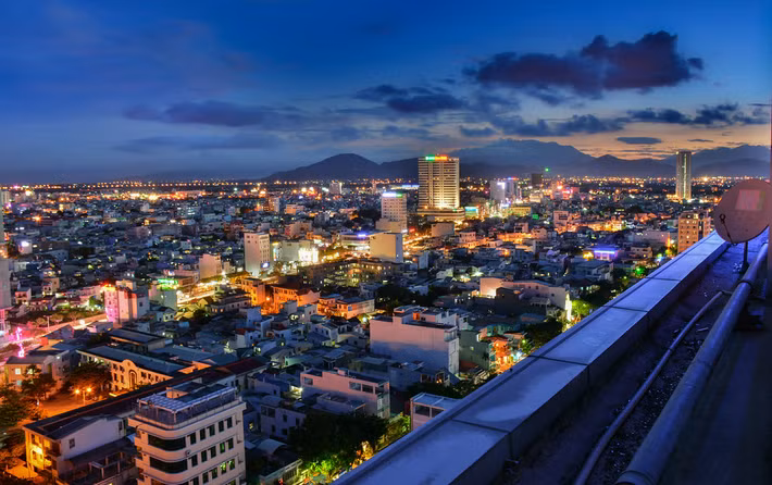 Một góc thành phố rực rỡ khi chiều buông.