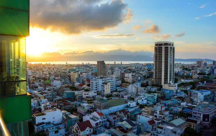 Hoàng hôn Đà Nẵng nhìn từ một tòa nhà cao tầng.