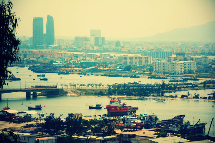 Từ cảng Sơn Trà nhìn về trung tâm thành phố.