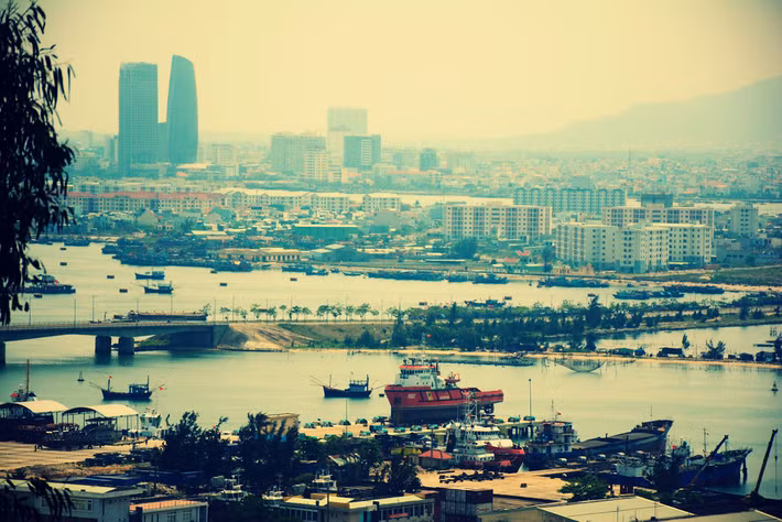 Từ cảng Sơn Trà nhìn về trung tâm thành phố.