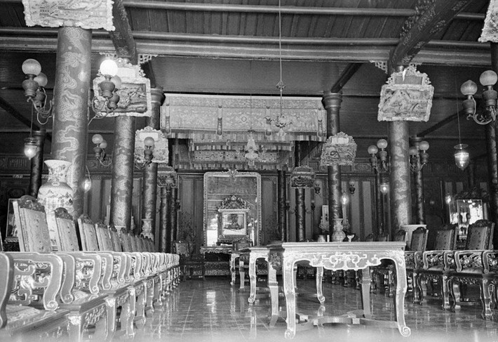 Nội thất trung tâm điện Cần Chánh năm 1938. Trong điện, ở gian giữa của nhà chính đặt ngự tọa, hai bên treo các bức tranh gương thể hiện cảnh đẹp Kinh đô và bản đồ các tỉnh trong nước lồng trong khung kính.