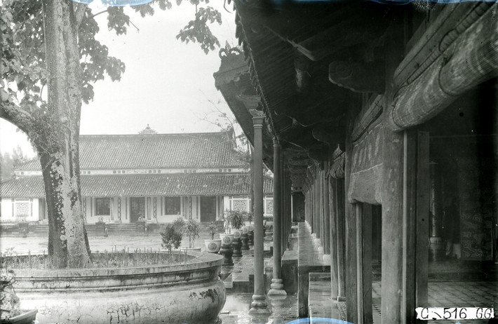 Từ trước thềm điện Cần Chánh nhìn về nhà Hữu vu, thập niên 1920.