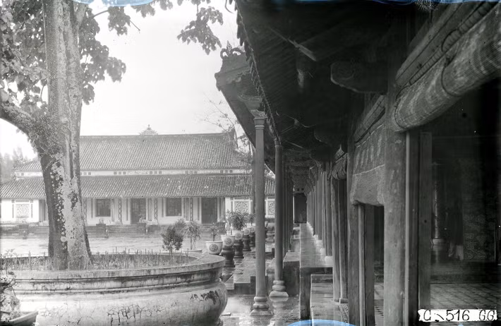 Từ trước thềm điện Cần Chánh nhìn về nhà Hữu vu, thập niên 1920.