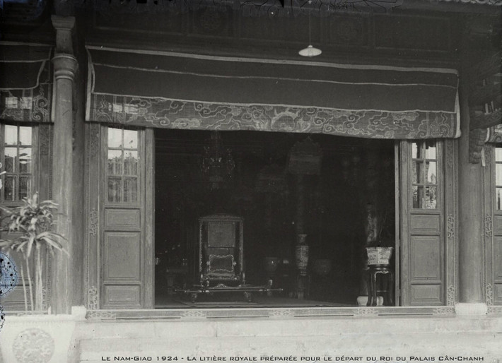 Ngự liễn (kiệu vua) đặt sau cửa điện Cần Chánh để chuẩn bị đưa vua Khải Định đi thực hiện Lễ tế Nam Giao năm 1924.