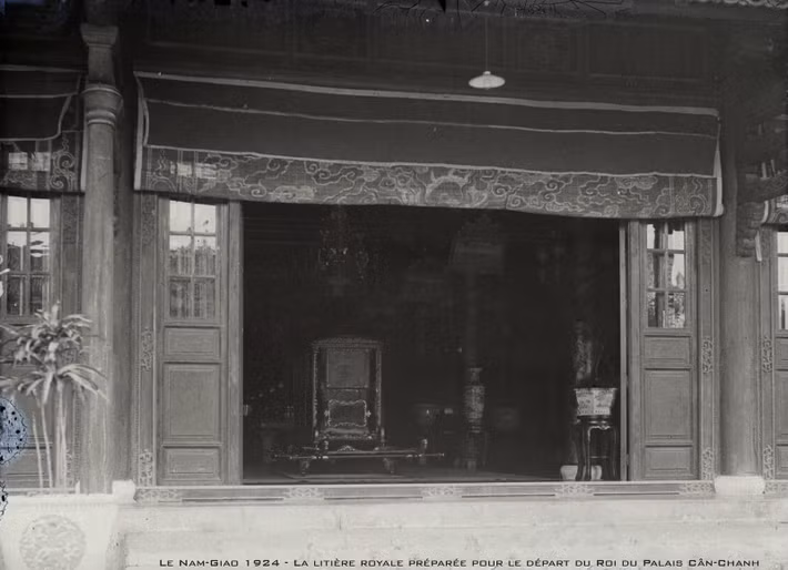 Ngự liễn (kiệu vua) đặt sau cửa điện Cần Chánh để chuẩn bị đưa vua Khải Định đi thực hiện Lễ tế Nam Giao năm 1924.