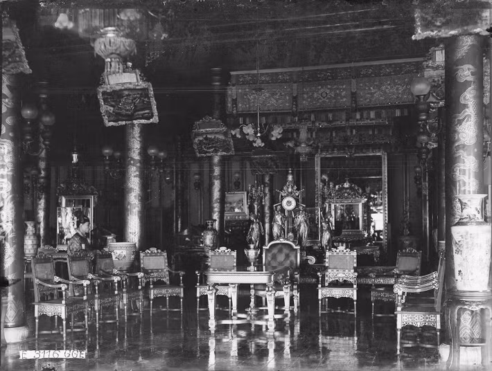 Góc nhìn khác về nội thất trung tâm điện Cần Chánh. Cung điện này trưng bày nhiều báu vật của triều Nguyễn như các đồ sứ quý hiếm, các hòm tượng bảo ấn bằng vàng và bằng ngọc của triều đại.