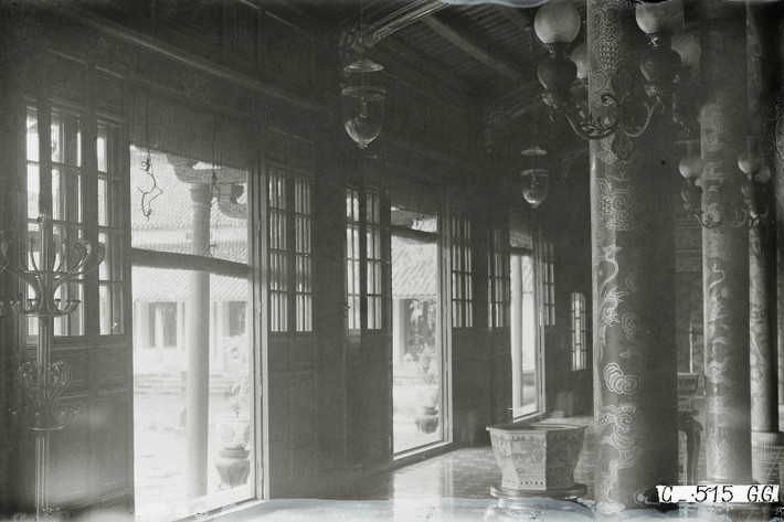 Cửa chính của điện Cần Chánh nhìn từ bên trong, thập niên 1920.