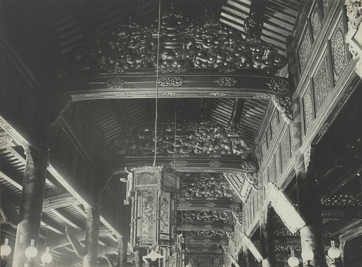 Khung sườn mái điện Cần Chánh. Toàn bộ khung gồm 80 chiếc cột bằng gỗ lim. Phần lớn kết cấu gỗ đều được chạm trổ tinh xảo, công phu, thể hiện trình độ kỹ thuật, mỹ thuật cao của kiến trúc truyền thống Việt Nam thế kỷ 19.