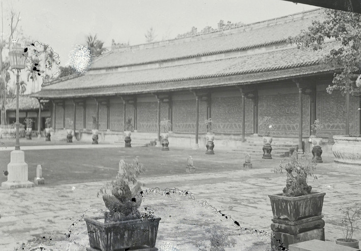 Điện Cần Chánh thập niên 1920. Điện đặt trên nền đài cao gần 1 mét, bó vỉa bằng gạch vồ và đá thanh. Diện tích gần 1000m2. Chính điện 5 gian, 2 chái kép, tiền điện 7 gian, 2 chái đơn.