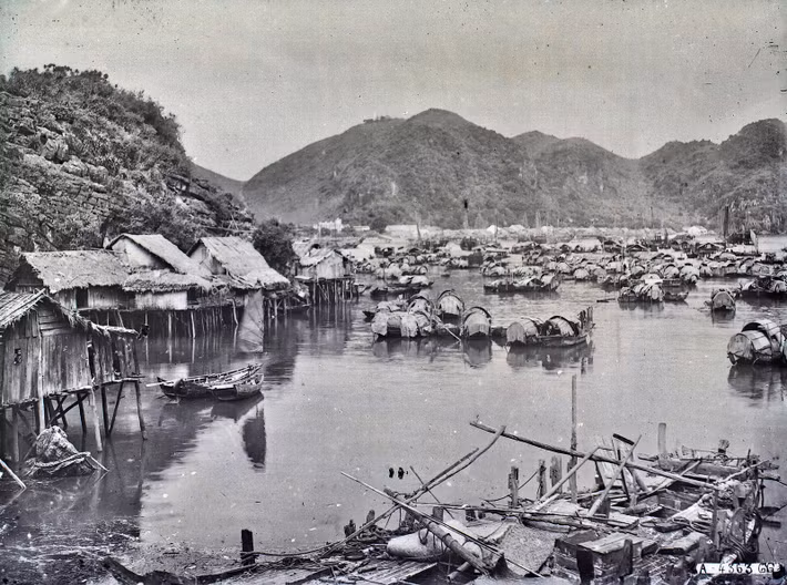 Khu làng nổi thuộc địa phận Quảng Yên, gần vịnh Hạ Long, 1927.