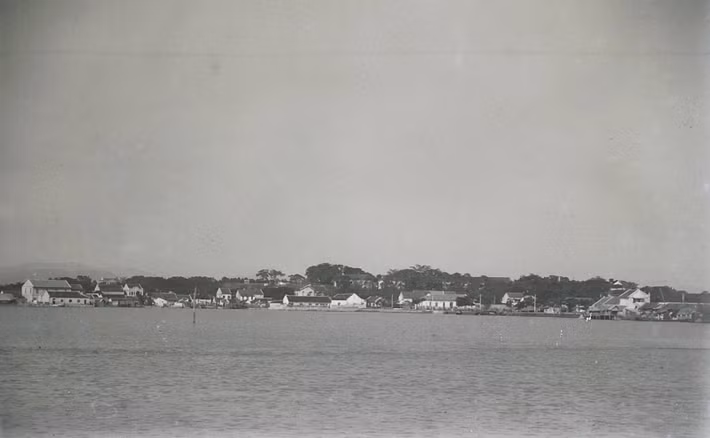 Phong cảnh trên đường từ Quảng Yên đi Hòn Gai.