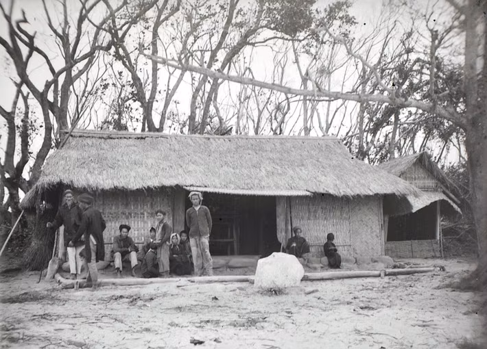 Bên ngoài ngôi đền thờ thần Thủy Tinh, Quảng Yên năm 1928.