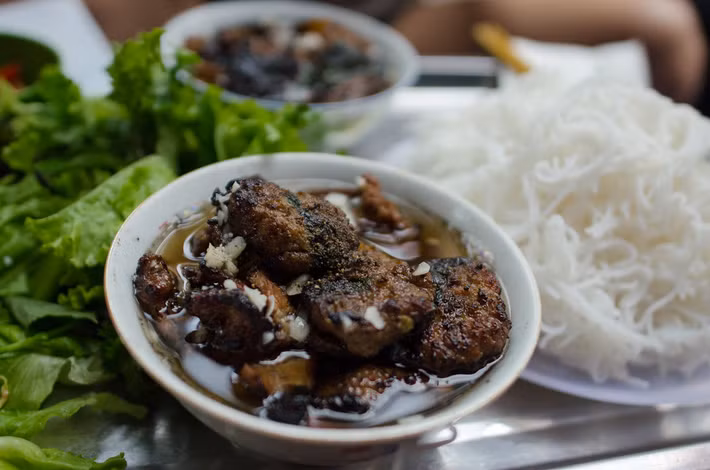 Hình ảnh bắt mắt của một suất bún chả trên phố Hàng Than. Ảnh: Philipp Manila Sonderegger / Flickr.